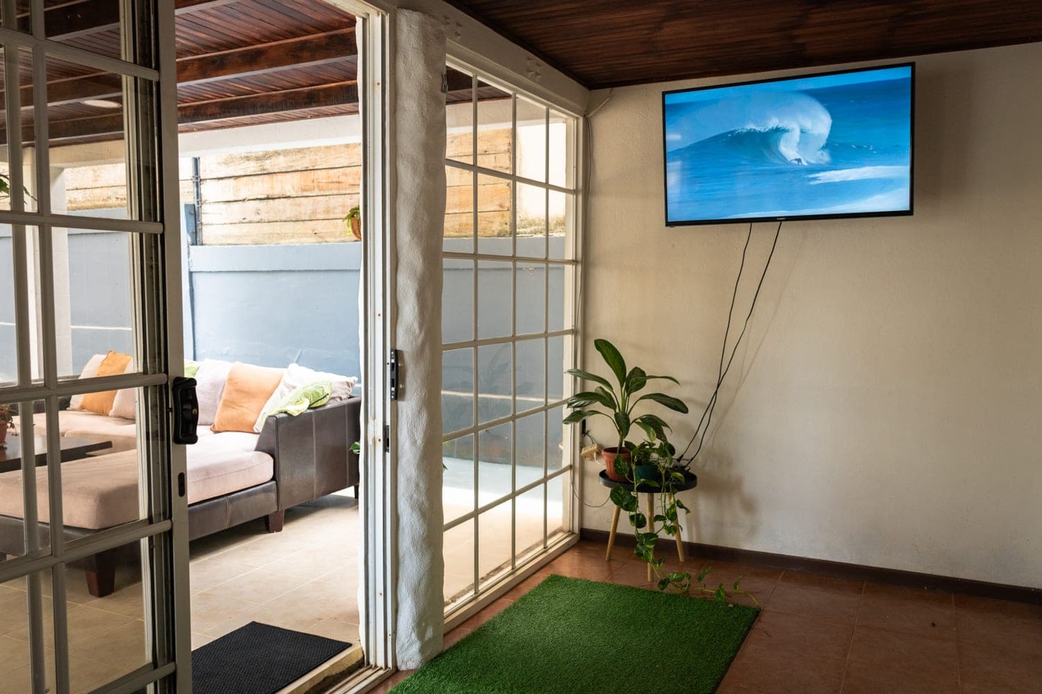 The lounge at Mai Ke Kai Surf House